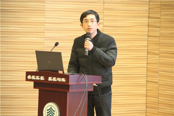 六一小学副校长吴耀辉在会上分享经验